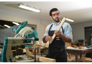 O que define o trabalho do marceneiro e quais ferramentas ele domina?